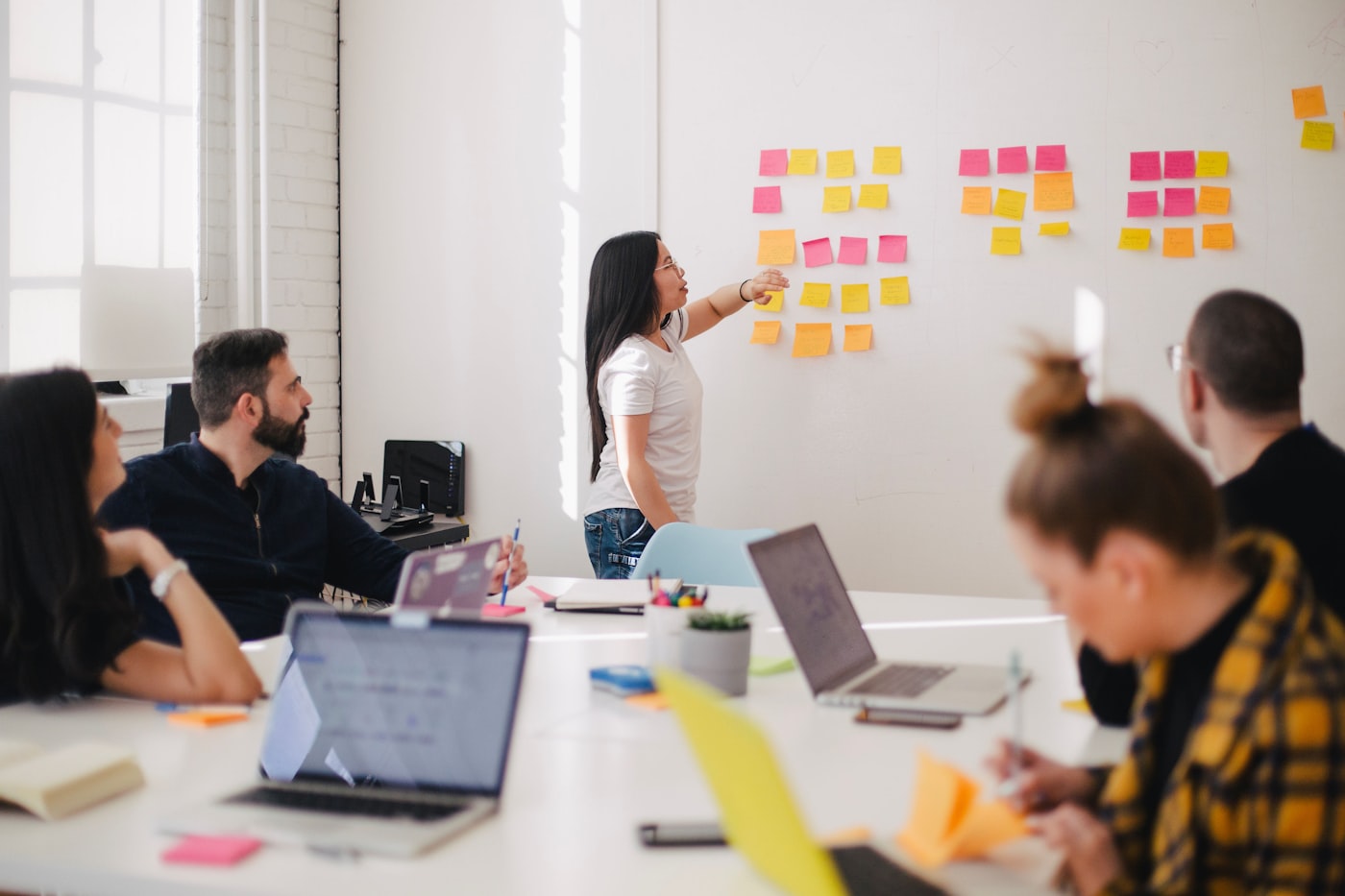 Réunion de travail autour d'un tableau de prospection