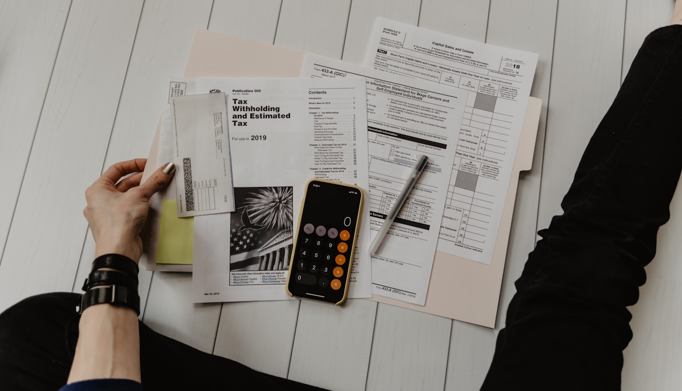 Bureau avec ordinateur portable et documents administratifs